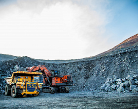 Экскаватор Hitachi в карьере ЮГОКа